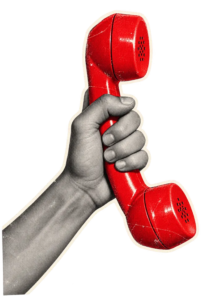 O mână ține un telefon roșu de epocă